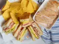 Sandwiches de fiambre de pollo casero, papas fritas y lonchas de pollo. ¡Un festín listo para disfrutar!