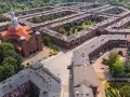 Osiedle Nikiszowiec, przykład udanej rewitalizacji, z kościołem i charakterystyczną wieżą ciśnień.