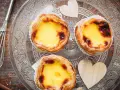 Pastéis de nata mit Vanillepudding-Füllung, bereit zum Genießen. Ein köstliches Rezept für süße Momente.