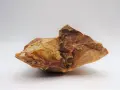 Fragmento de jaspe con vetas rojizas y ocres, mostrando sus propiedades terrosas y su belleza natural.