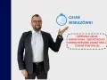 Mężczyzna w garniturze prezentuje kluczowe informacje dotyczące importowej odprawy celnej.