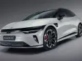 Biały samochód elektryczny Zeekr 7GT z czarnymi akcentami i futurystycznymi felgami. Ta marka samochodu na zdjęciu prezentuje nowoczesny design.
