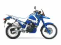 Niebieski motocykl Suzuki DR 800 BIG z białymi akcentami, gotowy na przygodę.