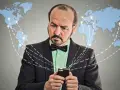 Mężczyzna w garniturze z telefonem, zastanawia się, co to roaming. Mapa świata z połączeniami sugeruje globalną sieć.