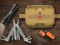 Latarka, multitool, krzesiwo i apteczka – to wszystko elementy, które mogą przydać się w sytuacjach awaryjnych. Zastanawiasz się, co to jest EDC? To właśnie zestaw przydatnych przedmiotów, które nosisz przy sobie na co dzień.