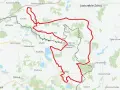 Mapa z zaznaczoną na czerwono żelazną trasą rowerową, biegnącą przez tereny Czech i Polski, w okolicach Karwiny i Jastrzębia-Zdroju.