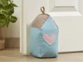 Un cale porte en tissu gratuit en forme de maison, avec un cœur rose. Parfait pour un **patron cale porte en tissu gratuit**.