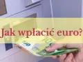 Dłoń wkłada banknoty euro do bankomatu.