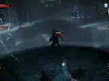 Geralt walczy z Ogarami Dzikiego Gonu w mrocznej lokacji, podczas gdy Keira Metz rzuca zaklęcia. To polowanie na czarownice w Wiedźminie 3.