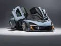 Niebieski McLaren Senna z otwartymi drzwiami, gotowy do startu.