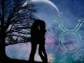 Para zakochanych całuje się pod drzewem na tle nocnego nieba z księżycem i symbolem byk znak zodiaku.