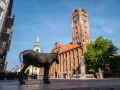 Pomnik osiołka i Ratusz Staromiejski – to jedne z głównych atrakcji, które warto zobaczyć w Toruniu.