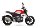 Stylowy motocykl Junak SC 125 V Max w czerwono-srebrnej kolorystyce, z numerem 6 na tabliczce.