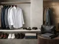Armadio maschile con abiti eleganti, scarpe e accessori. Un guardaroba curato per trovare il proprio stile uomo.