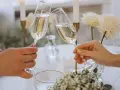 Wznoszenie toastu szampanem. Jakie są zasady serwowania alkoholu na weselu? Wino, wódka czy whisky – wybór należy do pary młodej.