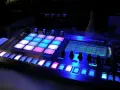 Pioneer DJ sampler z podświetlanymi padami i ekranem, idealny, by dowiedzieć się, jak zacząć robić muzykę.
