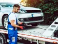 Mechanik przygotowuje auto do transportu. Zastanawiasz się, ile czasu na wyrejestrowanie auta po sprzedaży?