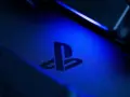 El logo de PlayStation brilla con luz azul. ¡Listo para el play 6 lanzamiento!
