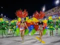 Tancerki w barwnych strojach z piórami na tle tłumu na **Rio de Janeiro karnawał**.