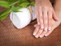 Dłonie po zabiegu, z zadbanymi paznokciami. Choć manicure japoński wady ma niewielkie, warto pamiętać o pielęgnacji.