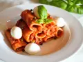 Rigatoni z sosem pomidorowym, kulkami mozzarelli i bazylią. Szybki obiad z makaronem z czerwonym pesto ze słoika.