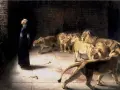 Daniel 7: Ein Mann in dunklem Gewand blickt hoffnungsvoll zum Himmel, umgeben von Löwen in einer steinernen Kammer.