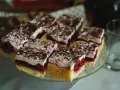 Szybkie ciasto na niedzielę do kawy: biszkopt z malinami, różowym kremem i posypką czekoladową. Idealne na leniwe popołudnie.
