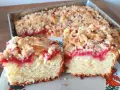 Puszyste ciasto z rabarbarem i kruszonką, pokrojone na dwa kawałki, prezentuje się apetycznie.