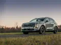 Nowy Kia Sportage hybryda na tle jesiennego krajobrazu. Elegancki SUV z nowoczesnym designem.