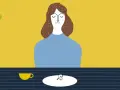 Una donna con gli occhi chiusi è seduta a tavola, davanti a una tazza e un piatto con un piccolo cibo. Un promemoria su cosa non dire a chi soffre di disturbi alimentari.