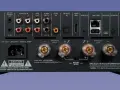 Tył wzmacniacza NAD M10 BluOS Streaming Amplifier (v2) z licznymi złączami: analogowymi, cyfrowymi, HDMI, USB, LAN i terminalami głośnikowymi.