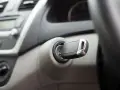 Kluczyk z immobilizerem w stacyjce samochodu, gotowy do uruchomienia silnika.