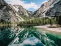 Jezioro w Dolomitach, Włochy. Odbicie gór i lasu w krystalicznie czystej wodzie. Niezwykłe walory przyrodnicze Włoch.