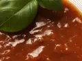 Ein köstliches Zigeunersauce Rezept, verfeinert mit frischem Basilikum.