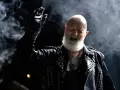 Rob Halford, der offen schwul ist, rockt die Bühne in Lederjacke und mit Bart.