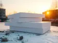 Lastre di polistirolo impilate al tramonto. Questo materiale è un eccellente isolante termico, perfetto per proteggere dal freddo.