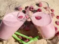 Dwa pyszne, różowe drinki z jajkiem i malinami na piasku. Idealne na letnie orzeźwienie.