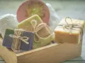 Ręcznie robione mydła z płynnej gliceryny w drewnianej skrzynce. Kolorowe, pachnące kostki, idealne do domowego spa.