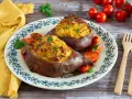 Patate dolci ripiene e cotte in padella, guarnite con pomodorini e prezzemolo. Un piatto gustoso e colorato.