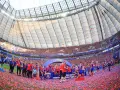 Piłkarze świętują zdobycie STS Pucharu Polski na murawie stadionu, zasypani czerwonymi konfetti.