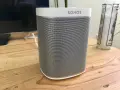 Sonos Play 1 Lautsprecher auf Holztisch. Vielleicht hilft ein Sonos Play 1 Reset, wenn er Probleme macht.