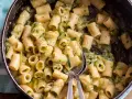 Rigatoni cremosi con zucchine, un sapore che ricorda le zucchine ricette della nonna. Un piatto semplice e gustoso.