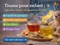 Deux tasses de tisane enfant, une rouge et une jaune, sur un plateau avec des fruits et des fleurs. Un ours en peluche et une lune lumineuse en arrière-plan.