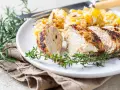 Soczysty indyk z airfryer, pokrojony w plastry, podany z pieczonymi ziemniakami i świeżymi ziołami.
