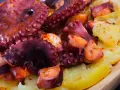 Pulpo cocido con patatas y pimentón, un plato gallego delicioso.