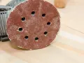 Rund slipskiva med hål, perfekt sandpapper till spackel och träytor.