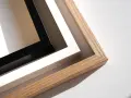 Trois cadres pour tableau : bois naturel, blanc et noir. Matériel pour encadrement tableau, prêt à l'emploi.