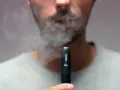 Hombre exhala humo de un vaper blu. Este vaper blu es malo para la salud.