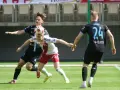 Piłkarze ŁKS Łódź i Stali Rzeszów walczą o piłkę. Statystyki meczu mogą być ciekawe.