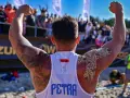 Hubert Wolski, z podniesionymi rękami, świętuje zwycięstwo. Na koszulce widnieje godło Polski i napis "PETRA".